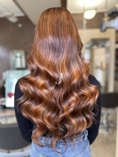 Foto di donna con capelli lunghi ramato scuro