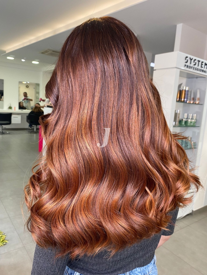 Foto di donna con capelli lunghi ramato scuro