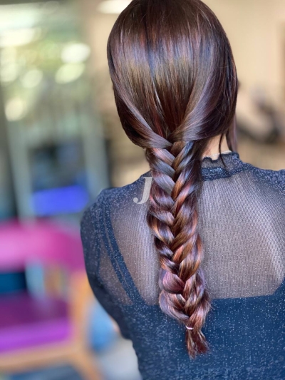 Foto di donna con capelli lunghi ramato scuro
