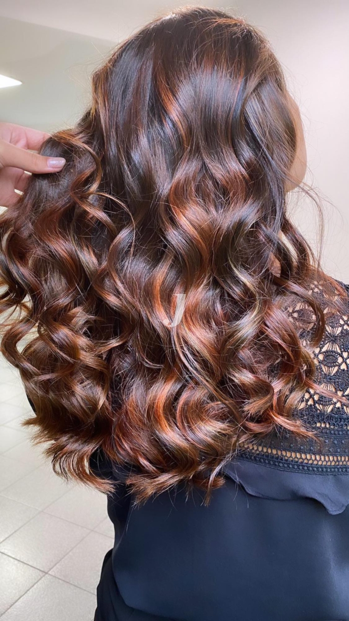 Foto di donna con capelli lunghi ramato scuro