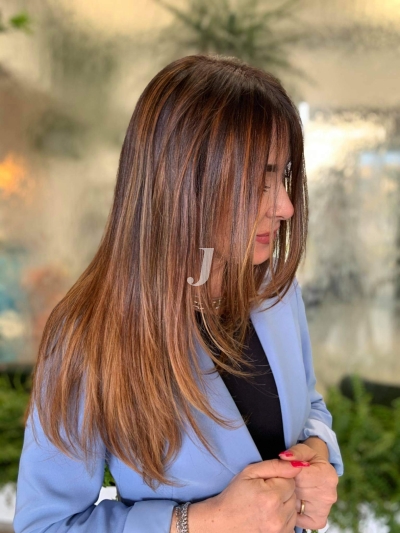 Foto di donna con capelli lunghi ramato scuro