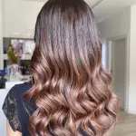 Foto di donna con capelli lunghi ramato scuro