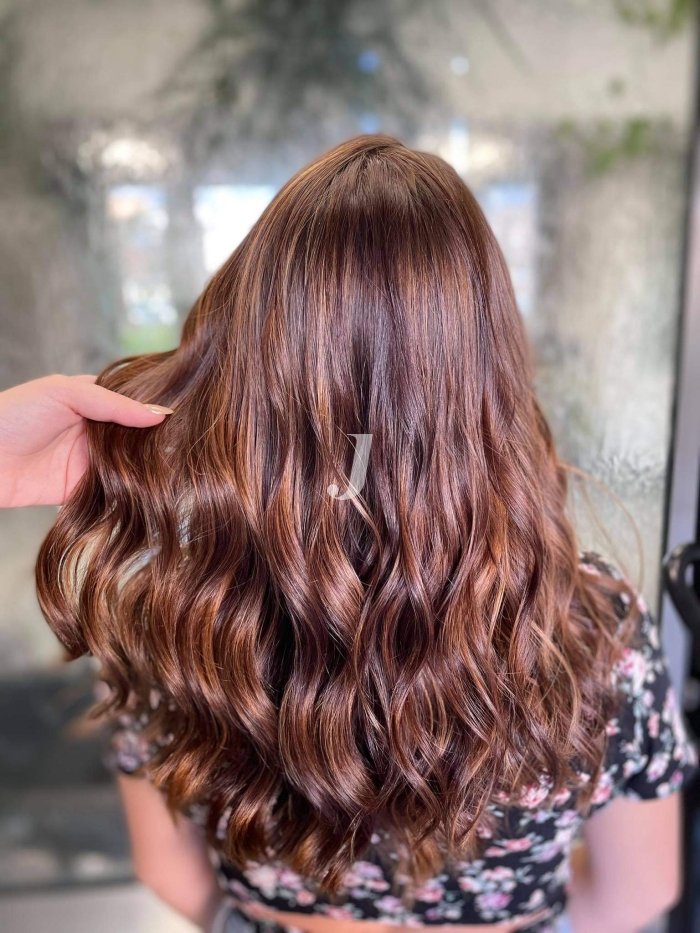 Foto di donna con capelli lunghi ramato scuro