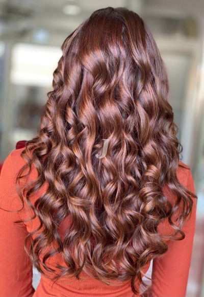 Foto di donna con capelli lunghi ramato scuro