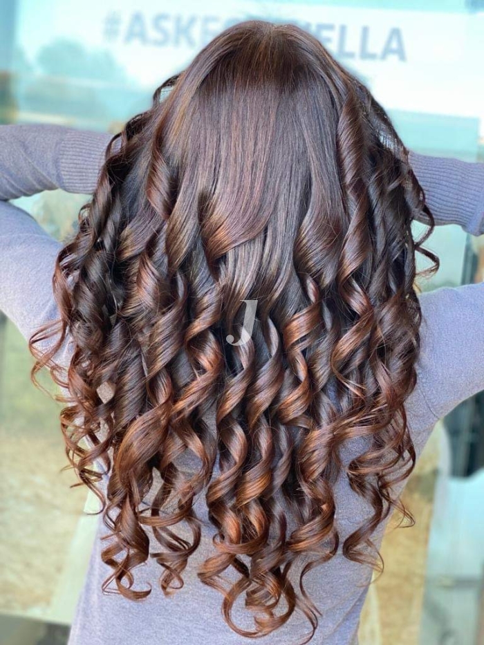 Foto di donna con capelli lunghi ramato scuro