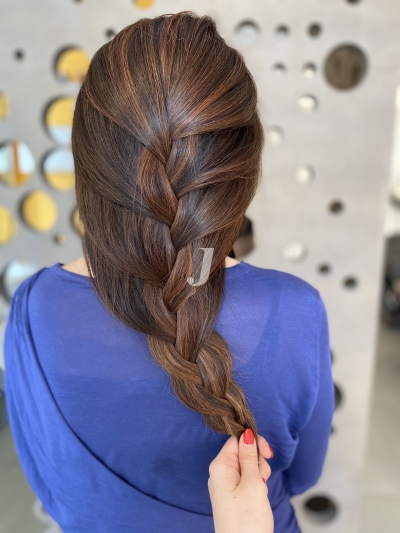 Foto di donna con capelli lunghi ramato scuro