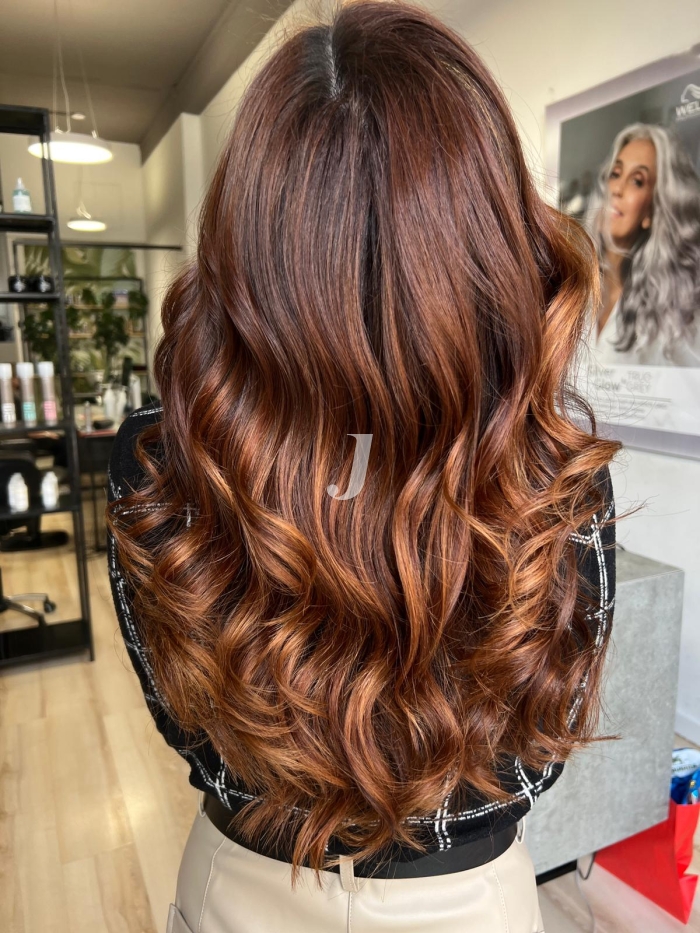 Foto di donna con capelli lunghi ramato scuro