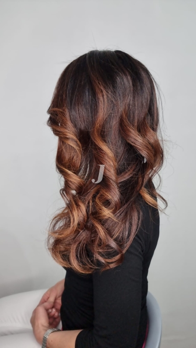 Foto di donna con capelli lunghi ramato scuro