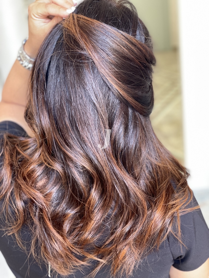 Foto di donna con capelli lunghi ramato scuro