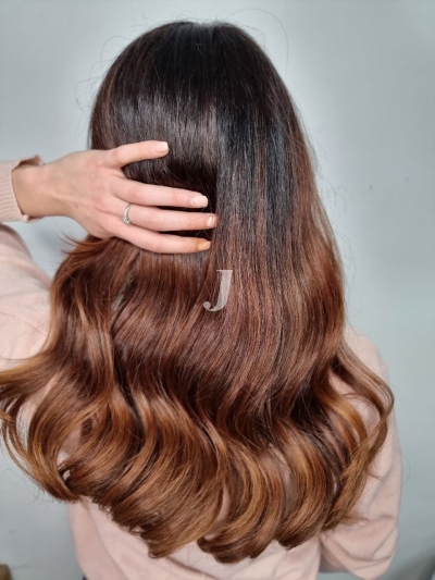 Foto di donna con capelli lunghi ramato scuro