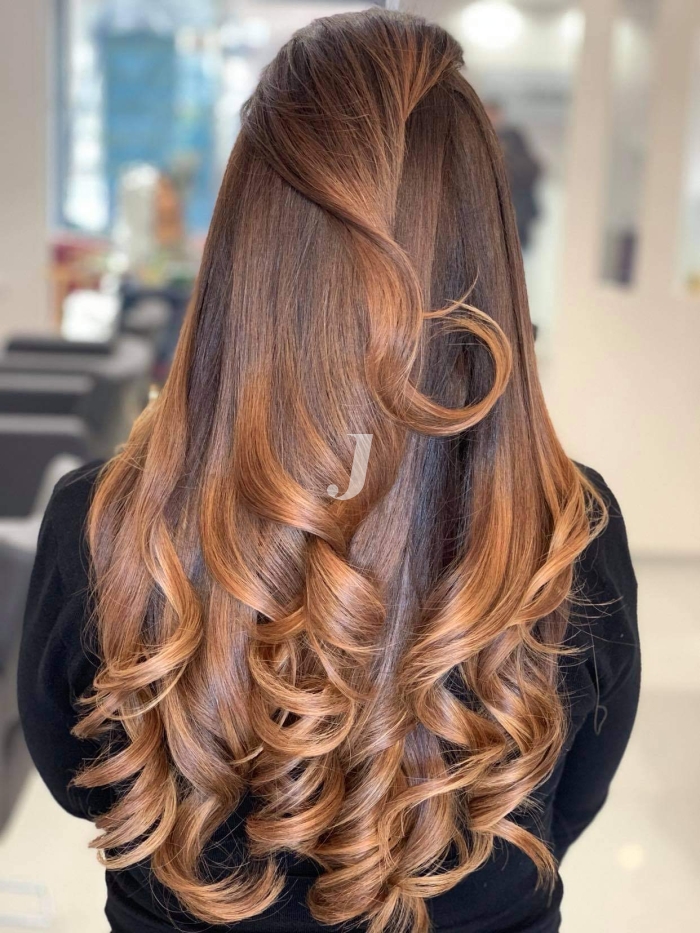 Foto di donna con capelli lunghi ramato scuro