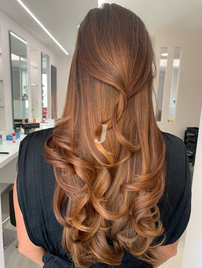 Foto di donna con capelli lunghi ramato scuro