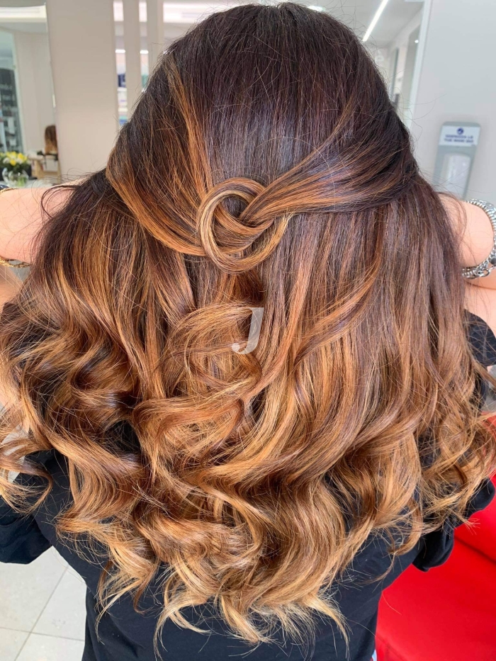 Foto di donna con capelli lunghi ramato scuro