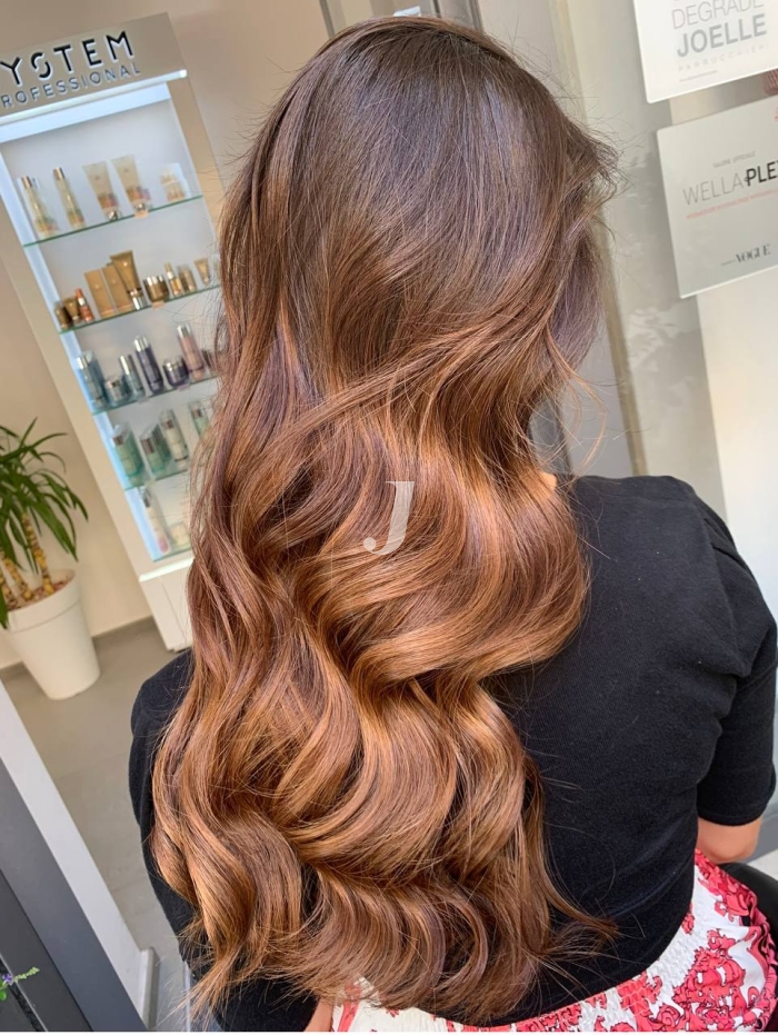 Foto di donna con capelli lunghi ramato scuro