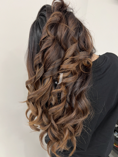 Foto di donna con capelli lunghi ramato scuro