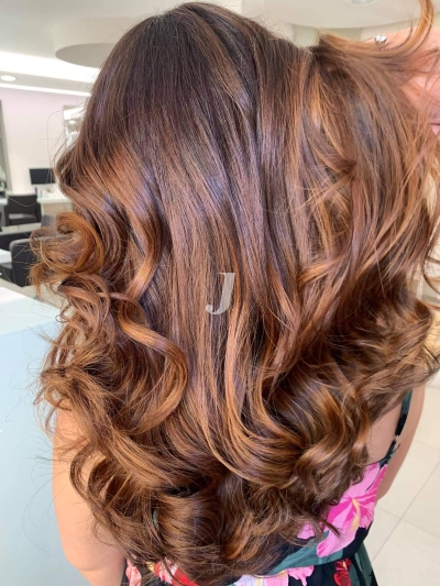 Foto di donna con capelli lunghi ramato scuro