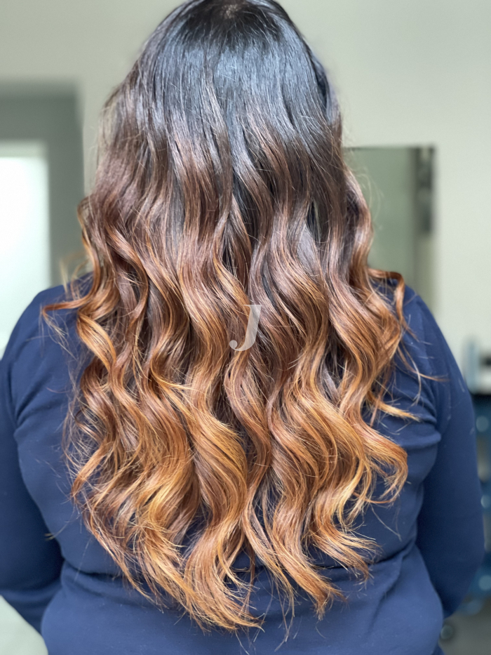 Foto di donna con capelli lunghi ramato scuro