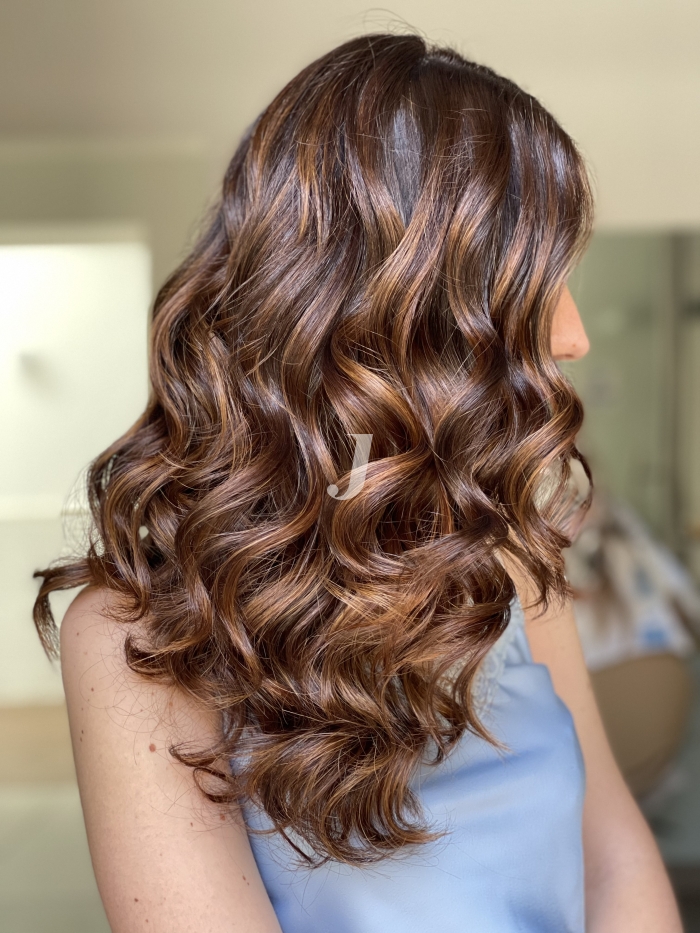 Foto di donna con capelli lunghi ramato scuro