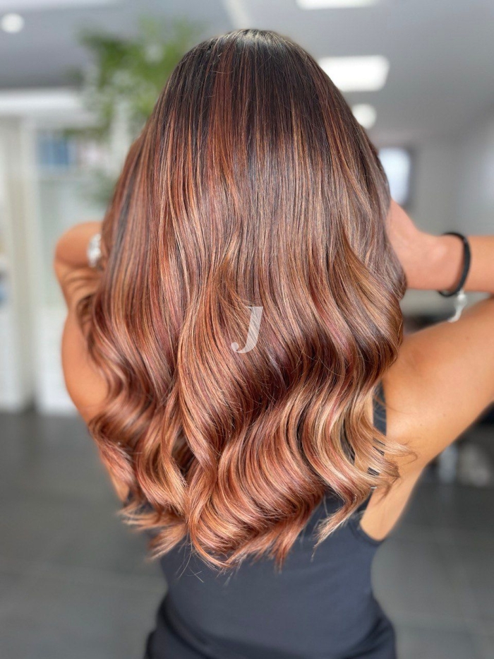 Foto di donna con capelli lunghi ramato scuro