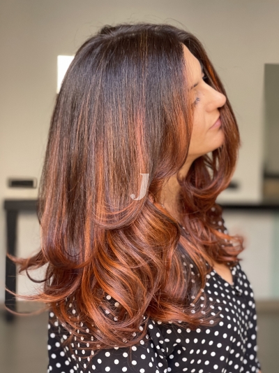 Foto di donna con capelli lunghi ramato scuro