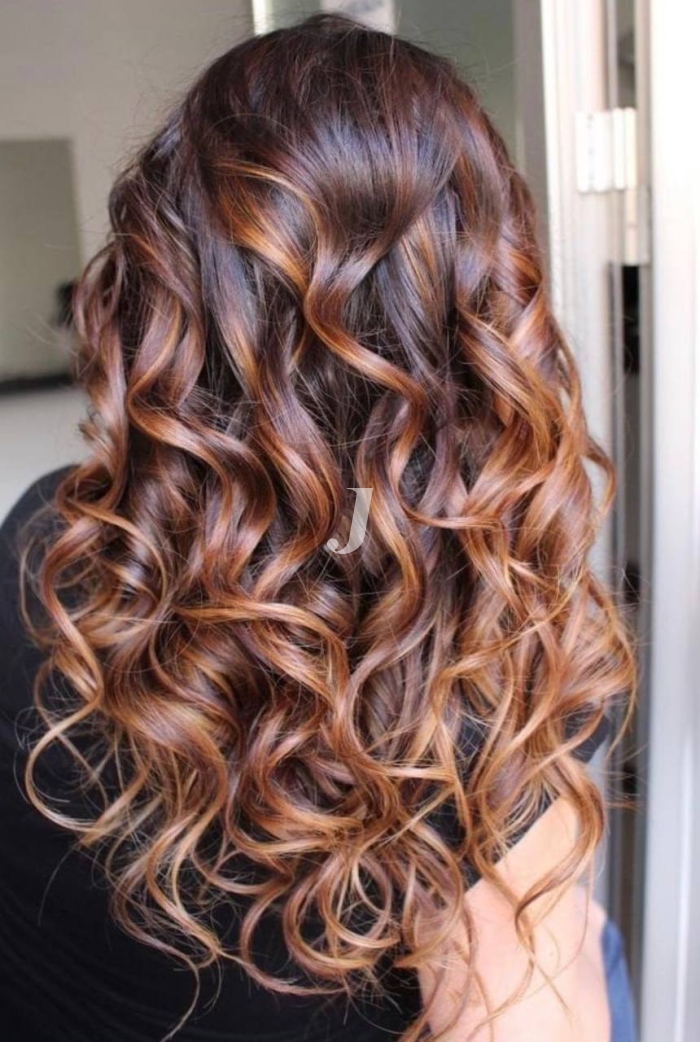 Foto di donna con capelli lunghi ramato scuro