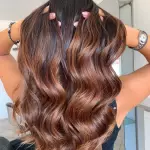 Foto di donna con capelli lunghi ramato scuro