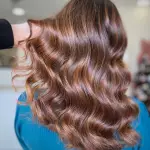 Foto di donna con capelli lunghi ramato scuro