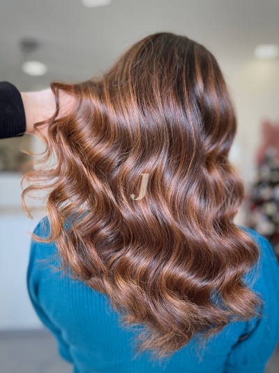 Foto di donna con capelli lunghi ramato scuro