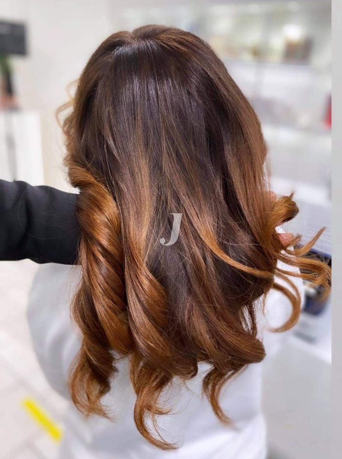 Foto di donna con capelli lunghi ramato scuro