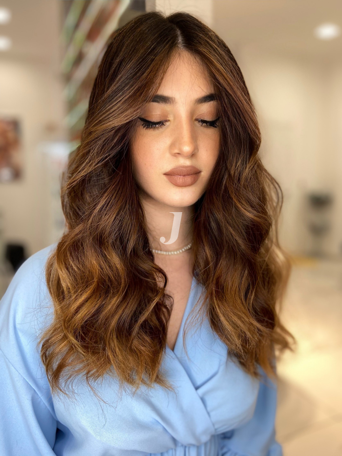 Foto di donna con capelli lunghi ramato scuro