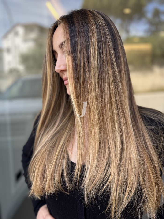 Foto di donna con capelli lunghi biondo medio dorato