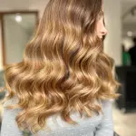 Foto di donna con capelli lunghi biondo medio dorato