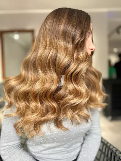 Foto di donna con capelli lunghi biondo medio dorato