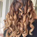 Foto di donna con capelli lunghi biondo medio dorato