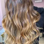 Foto di donna con capelli lunghi biondo medio dorato