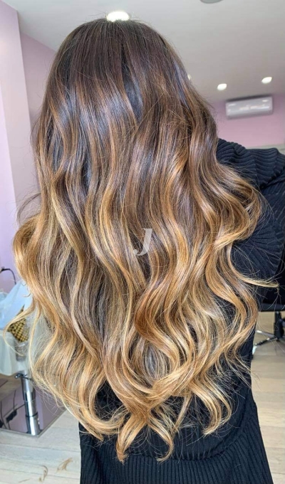 Foto di donna con capelli lunghi biondo medio dorato