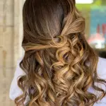 Foto di donna con capelli lunghi biondo medio dorato