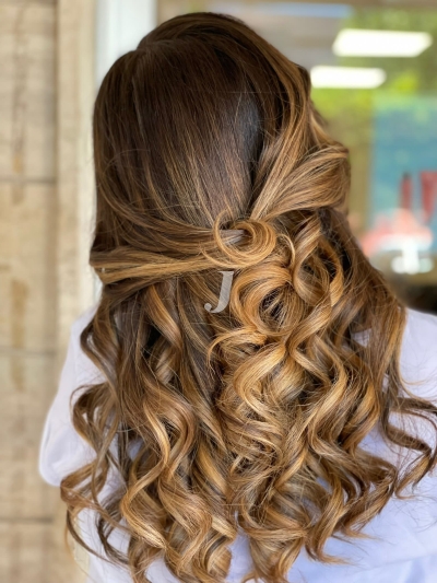 Foto di donna con capelli lunghi biondo medio dorato