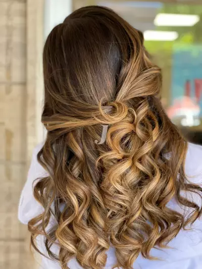 Foto di donna con capelli lunghi biondo medio dorato