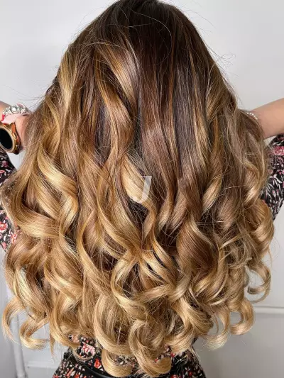 Foto di donna con capelli lunghi biondo medio dorato