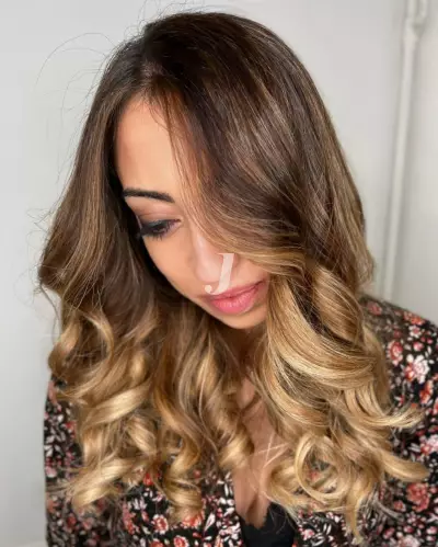 Foto di donna con capelli lunghi biondo medio dorato