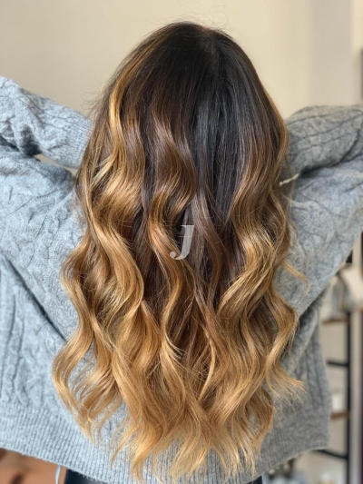 Foto di donna con capelli lunghi biondo medio dorato