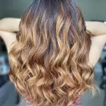 Foto di donna con capelli lunghi biondo medio dorato