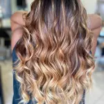 Foto di donna con capelli lunghi biondo medio dorato