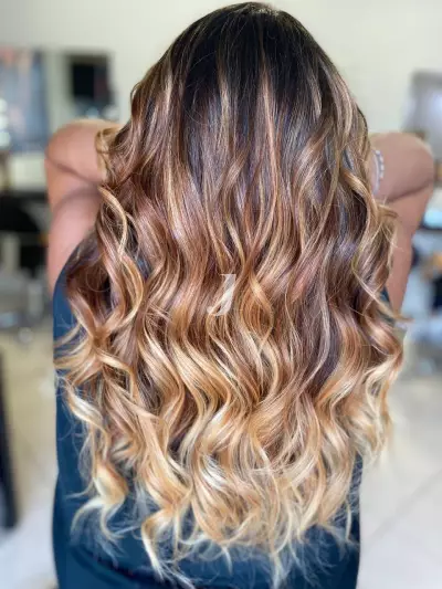 Foto di donna con capelli lunghi biondo medio dorato