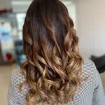 Foto di donna con capelli lunghi biondo medio dorato