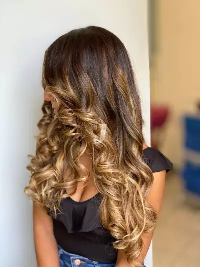 Foto di donna con capelli lunghi biondo medio dorato