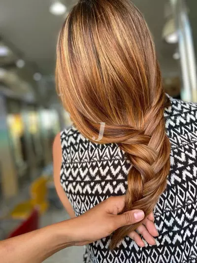 Foto di donna con capelli lunghi biondo medio dorato