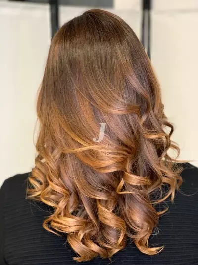 Foto di donna con capelli lunghi biondo medio dorato