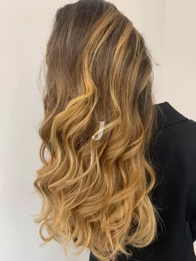 Foto di donna con capelli lunghi biondo medio dorato